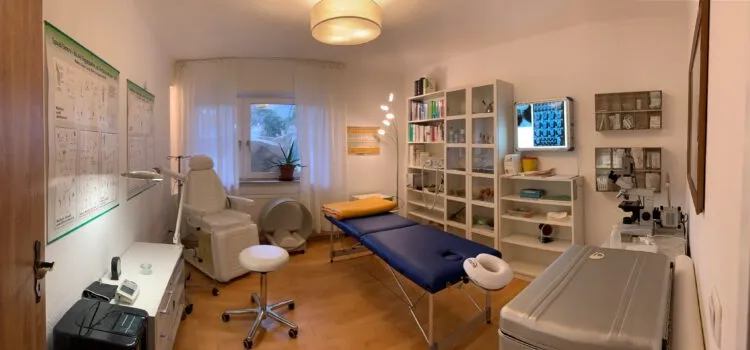 Behandlungsraum mit Liege