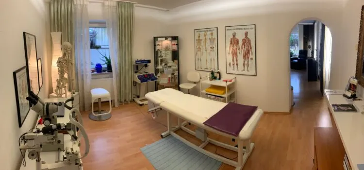 Behandlungsraum mit Liege