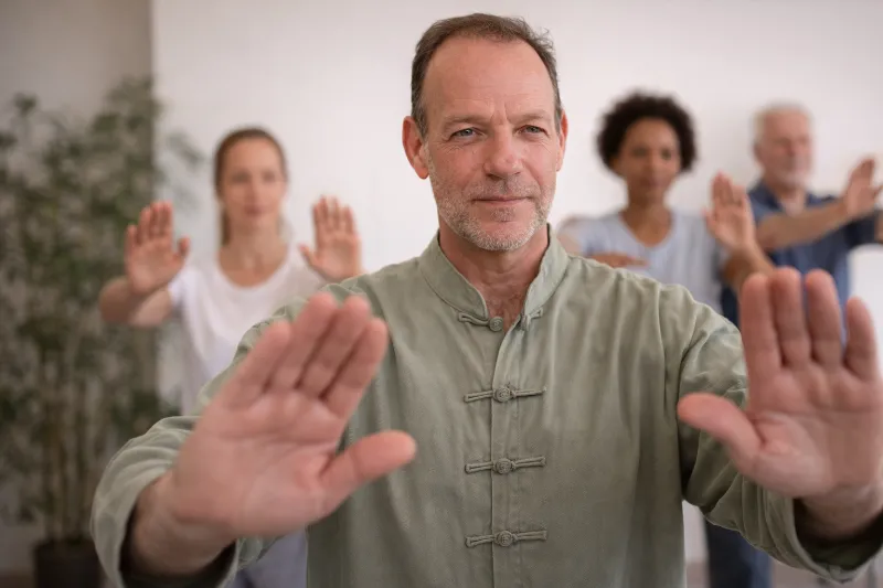 Heilpraktiker beim Qi Gong Kurs geben