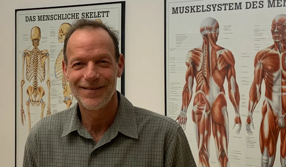 Heilpraktiker Mathias Baumgärtner in seinem Behandlungszimmer